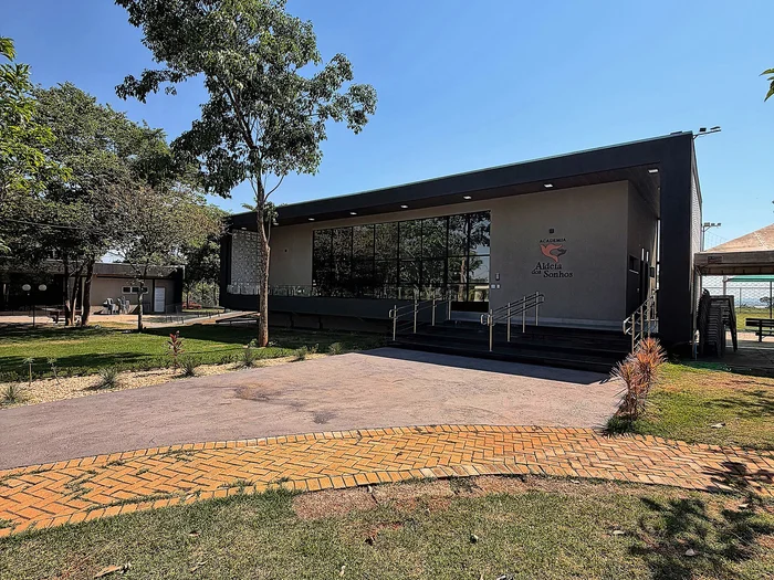 Academia Climatizada (Vista Frontal)